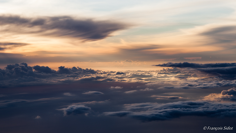 Couché de soleil sur les nuages 2