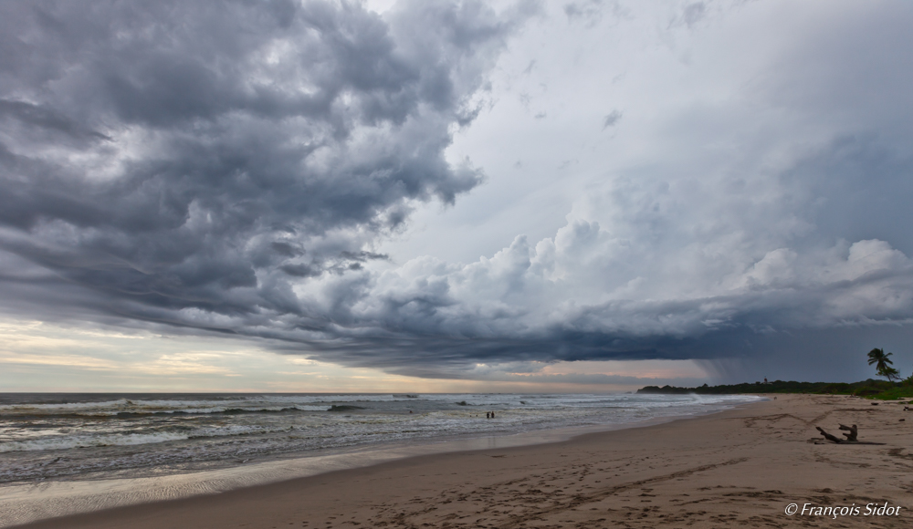 Plage et ciel pluvieux 2